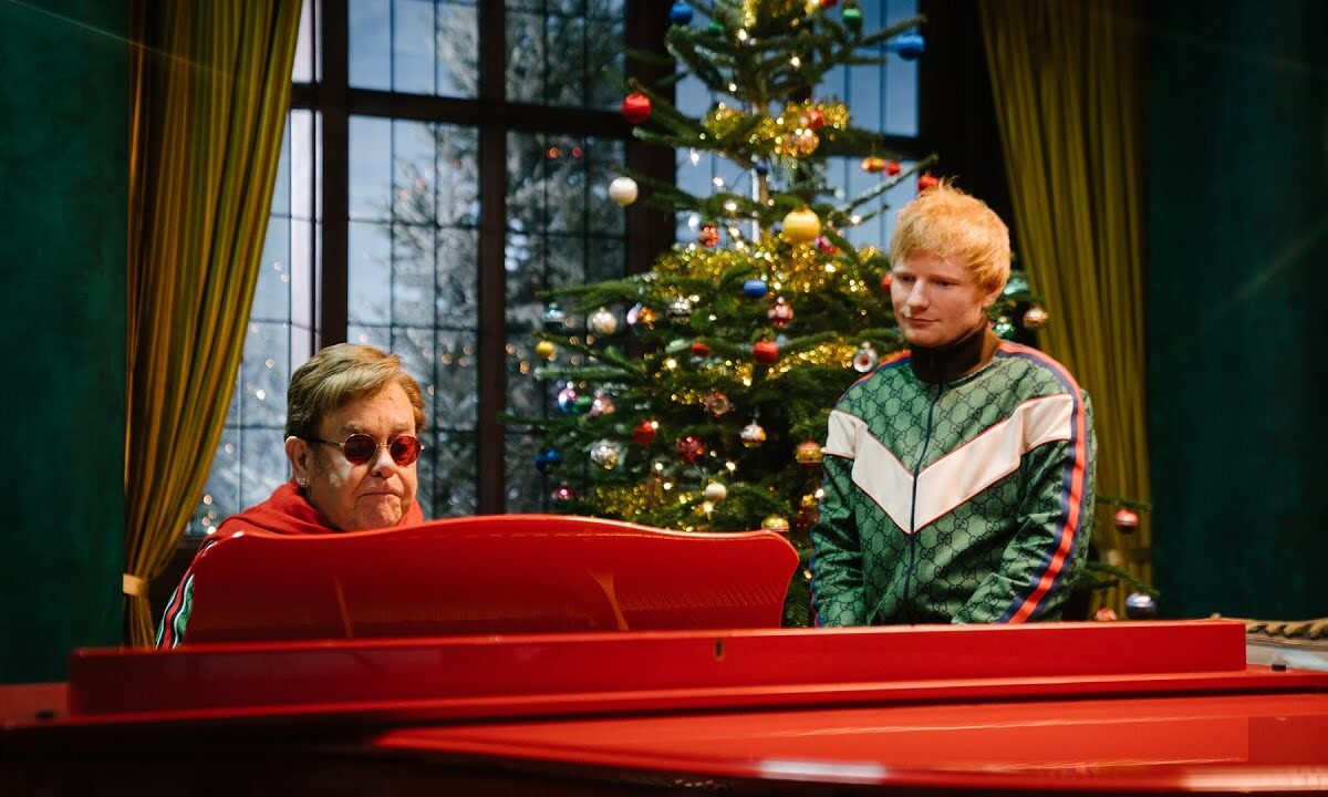 Elton John e Ed Sheeran evocano in ‘Merry Christmas’ le canzoni dei Natali passati